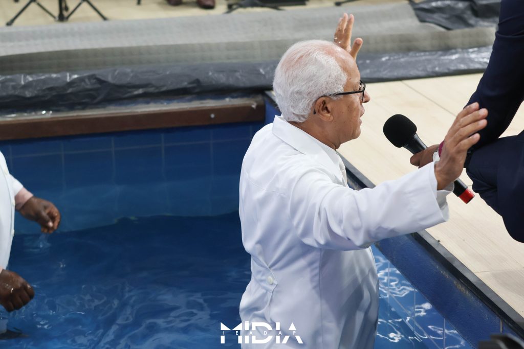 No último domingo, 8 de fevereiro, a Primeira Igreja Evangélica Assembleia de Deus em Além, Paraíba, viveu um momento especial e marcante com o batismo nas águas de novos membros. Em um ato público de fé, os batizandos desceram às águas professando seu compromisso com Jesus Cristo e com a Igreja, celebrando uma nova etapa em sua caminhada cristã. Foi um culto de alegria, gratidão e renovação espiritual para toda a congregação.